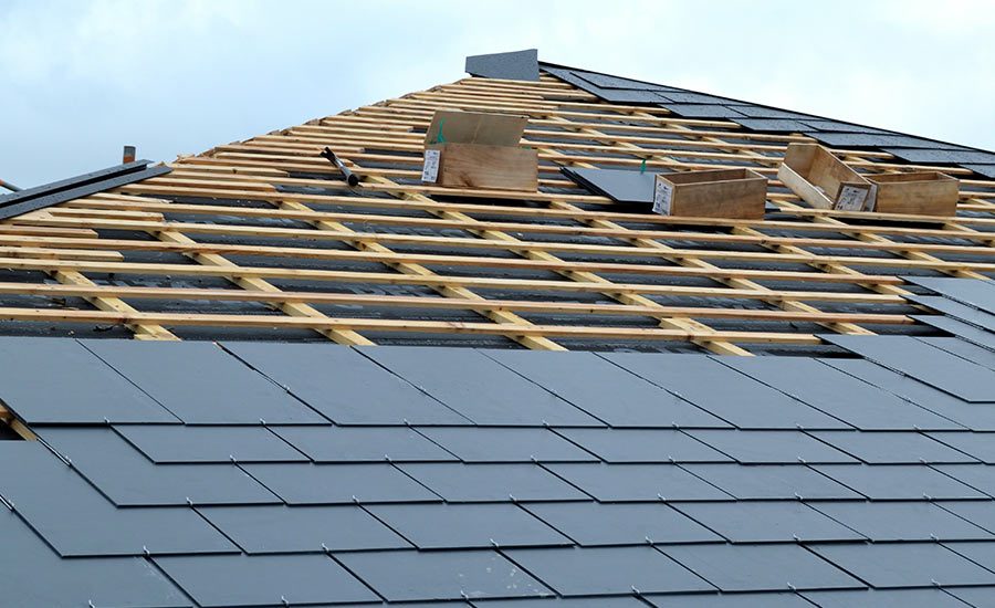 Toiture ardoises en cours de rénovation